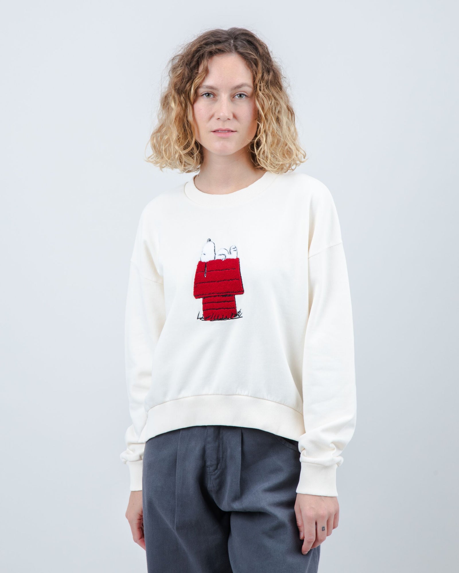 Peanuts Snoopy Doghouse Rounded Cotton Sweatshirt